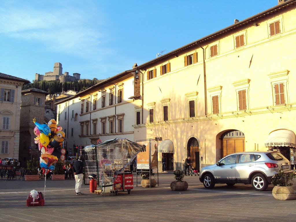 Appartamenti Piazza Santa Chiara Assisi Luaran gambar