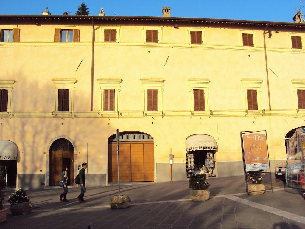 Appartamenti Piazza Santa Chiara Assisi Luaran gambar
